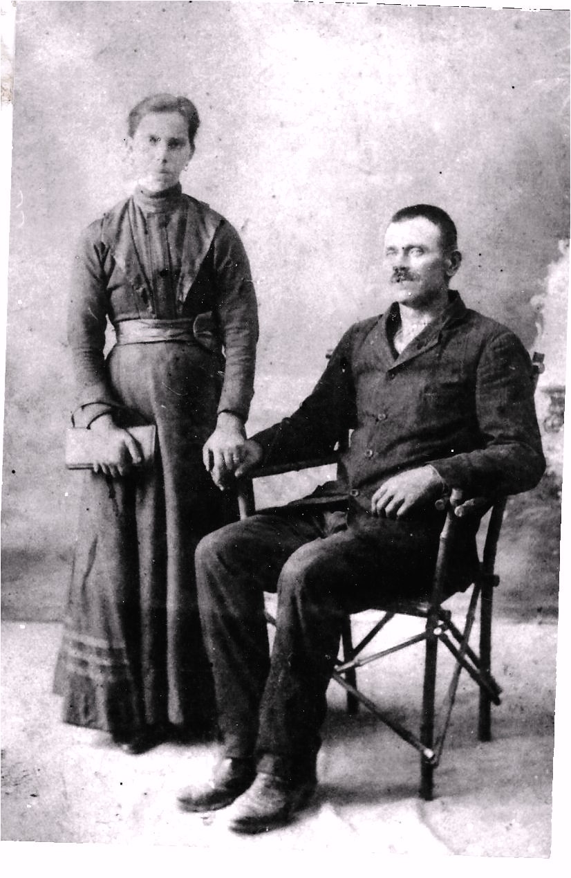 28-1 Frančiška (Debevec) in Antov Vekar okrog leta 1905